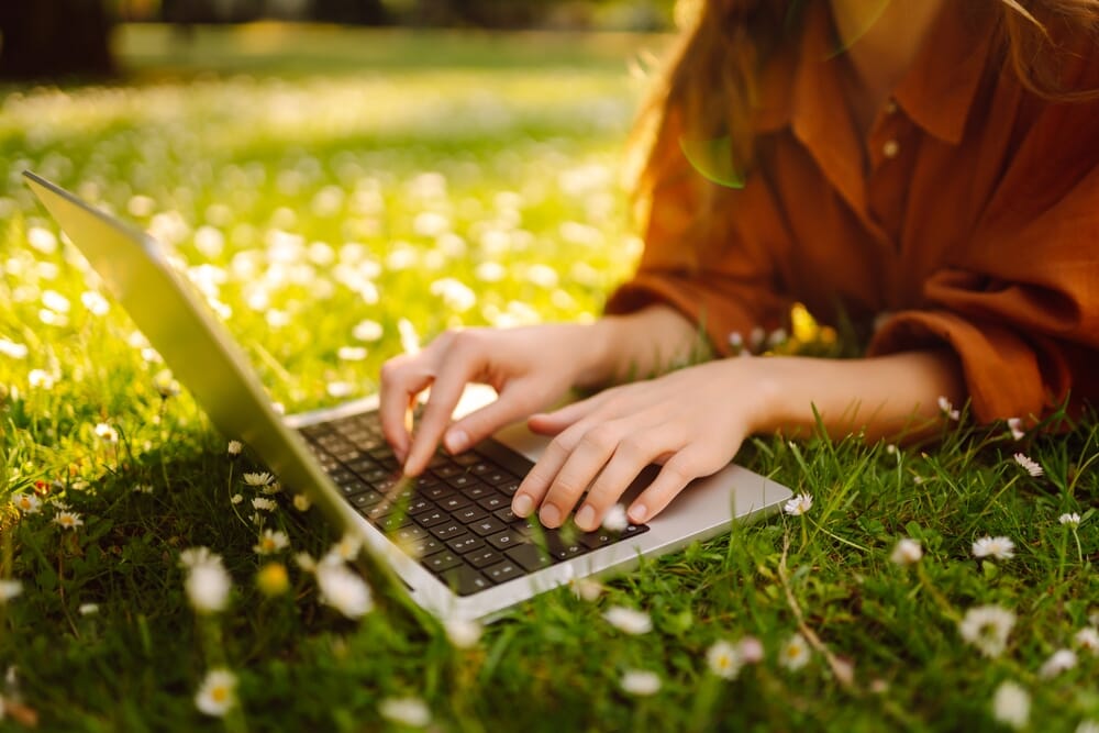 Laptop-on-grass-summer